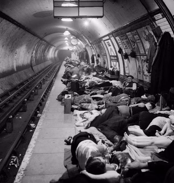 Ga tàu điện ngầm ở Nam London trở thành hầm tránh bom cho người dân Anh hồi tháng 11/1940. Ảnh: VT.