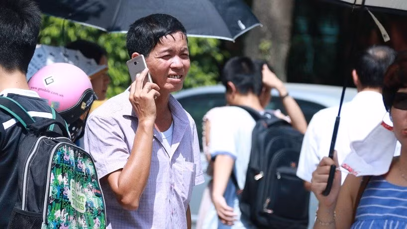 Phu huynh cang suc doi con thi duoi “sieu nong” 45 do-Hinh-4