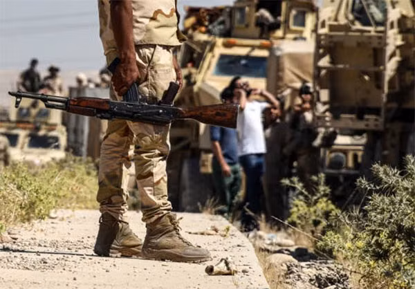 Binh sĩ Iraq mang theo vũ khí trên đường tới Tal Afar. Ảnh: FNA.