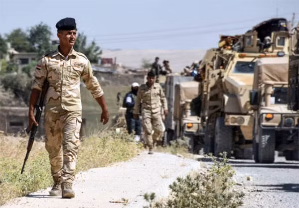 Các binh sĩ Iraq cùng đoàn xe quân sự tiến về Tal Afar. Ảnh: FNA.