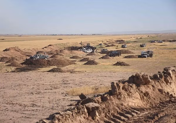 Abu Mahdi al-Mohandes, Phó chỉ huy của lực lượng tình nguyện al-Hashd al-Shaabi, cho biết trong buổi họp báo hồi cuối tuần trước rằng lực lượng al-Hashd al-Shaabi đã kiểm soát hoàn toàn các khu vực phía tây Mosul. Ảnh: FNA.