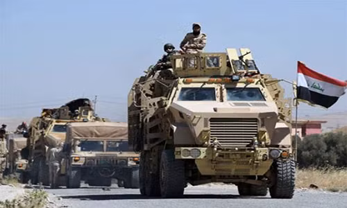 Xe quân sự treo cờ Iraq rầm rập tiến về Tal Afar. Ảnh: FNA.