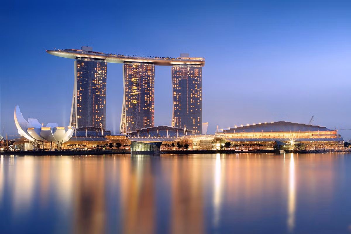Ba tòa tháp tạo thành Marina Bay Sands - tổ hợp khu kinh doanh, nghỉ dưỡng kết hợp casino toạ lạc bên bờ vịnh Marina của Singapore. Ảnh: BI.
