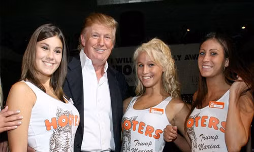 Ông Trump chụp ảnh cùng những nữ nhân viên bồi bàn tại nhà hàng Hooters. Ảnh: BA.