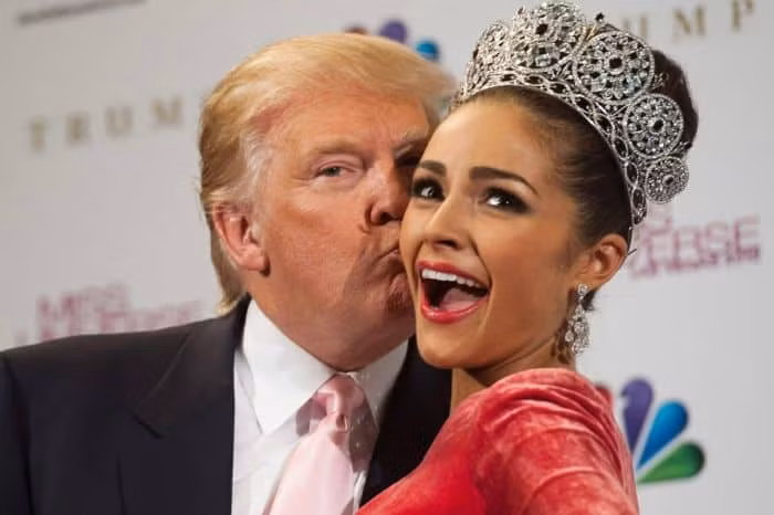 Ông Trump hôn má Olivia Culpo - người từng đoạt danh hiệu Hoa hậu Mỹ và Hoa hậu Hoàn vũ. Ảnh: BA.