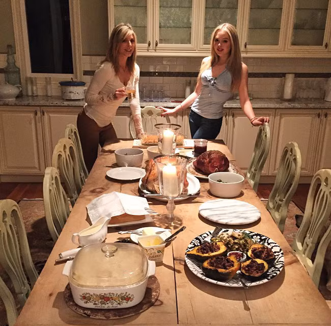 Theo BA, trước đây, Tiffany chủ yếu được mẹ nuôi nấng. Sau này, ông Trump dường như đã tìm cách hàn gắn mối quan hệ tình cảm cha con với Tiffany bằng cách trả tiền học phí tại Đại học Pennsylvania cho cô và cung cấp các khoản tài chính khác. Ảnh: BA.