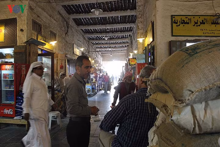 Các hành lang nhỏ có mái che như thế này giúp tránh nóng cho cả tiểu thương và người mua hàng cũng như du khách khi di chuyển trong chợ.