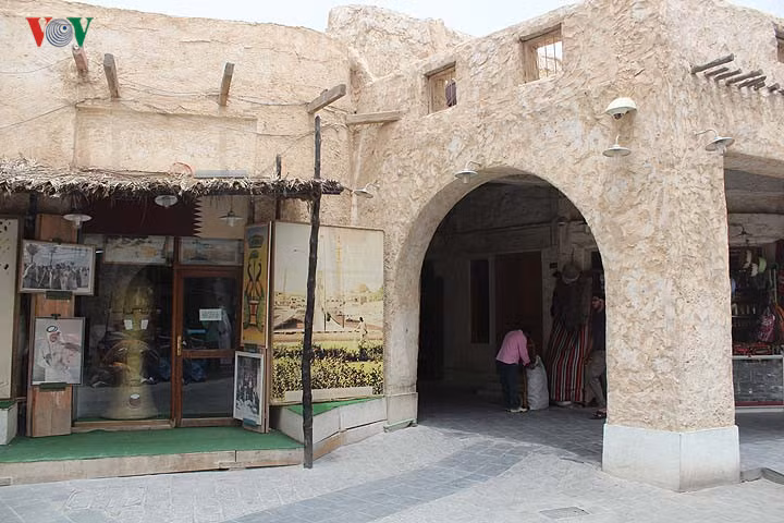 Nhà cửa ở khu chợ cổ về cơ bản được xây dựng theo lối cổ bằng các vật liệu truyền thống như gỗ, tre, đất sét, gạch phơi nắng… vừa tạo ra vẻ cổ kính tự nhiên, vừa góp phần chống nóng. Qatar về mùa hè nhiệt độ lên tới 45 độ C là chuyện thường.