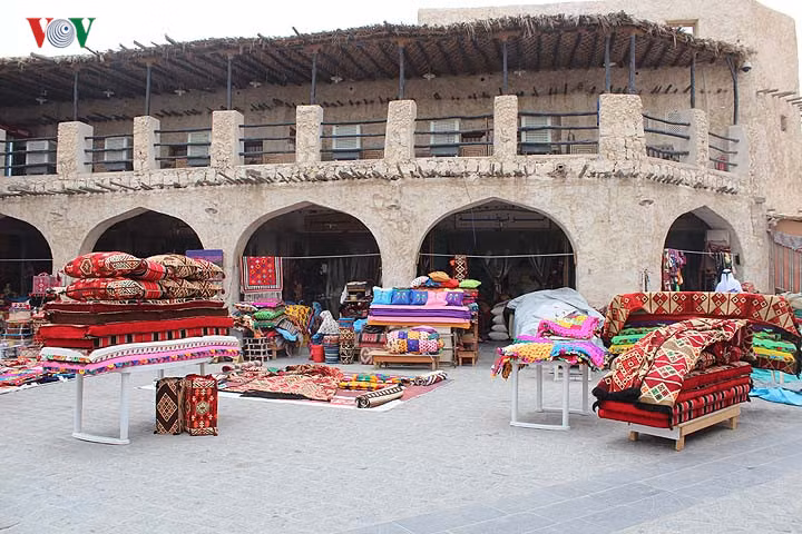 Nơi bày bán thảm làm theo phương pháp thủ công.