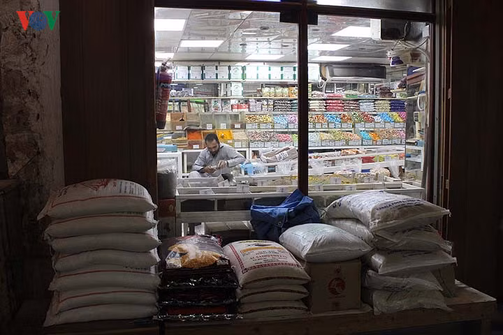 Các cửa hàng ở đây thường trưng bày một ít hàng ở ngoài, còn phần lớn hàng để sau lớp kính, có điều hòa mát lạnh.