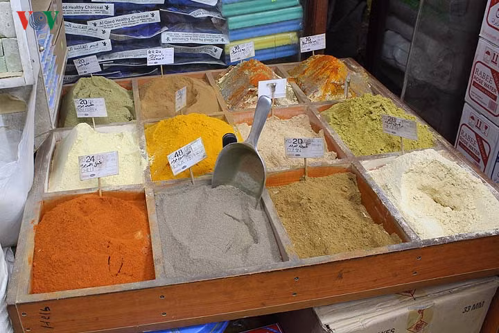 Các loại gia vị được bày bán bắt mắt, gồm ớt, hạt tiêu, gừng…