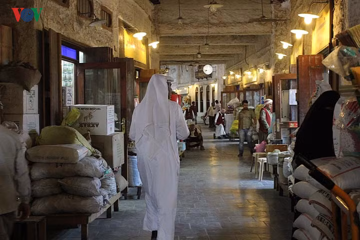 Đi vào trong khu chợ cổ ở Qatar. Trong cả khu chợ này, ngoài thực phẩm khô và chim cảnh còn có bán nhiều mặt hàng khác như quần áo, nước hoa, đồ thủ công.