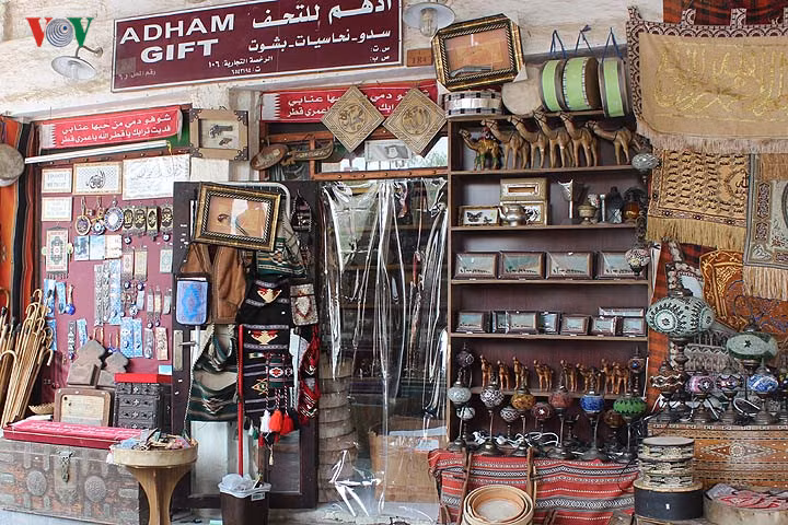 Một quầy hàng lưu niệm với các món hàng truyền thống của Qatar.