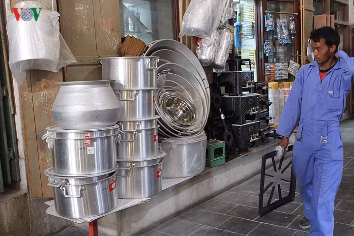 Nơi bày bán xoong to chảo lớn và bếp gas.