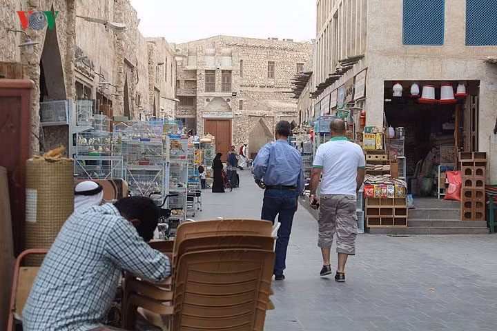 Lối vào khu chợ cổ ở Doha, thủ đô của Qatar. Khu chợ này tên là Waqif, tiếng Arab có nghĩa là “đứng”. Cái tên xuất phát từ thời xưa, khi các tiểu thương thường phải đứng để bán hàng.