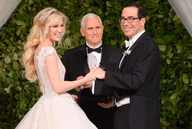 Phó Tổng thống Mỹ Mike Pence chủ trì hôn lễ của Bộ trưởng Tài chính Mnuchin. Ảnh: BI.