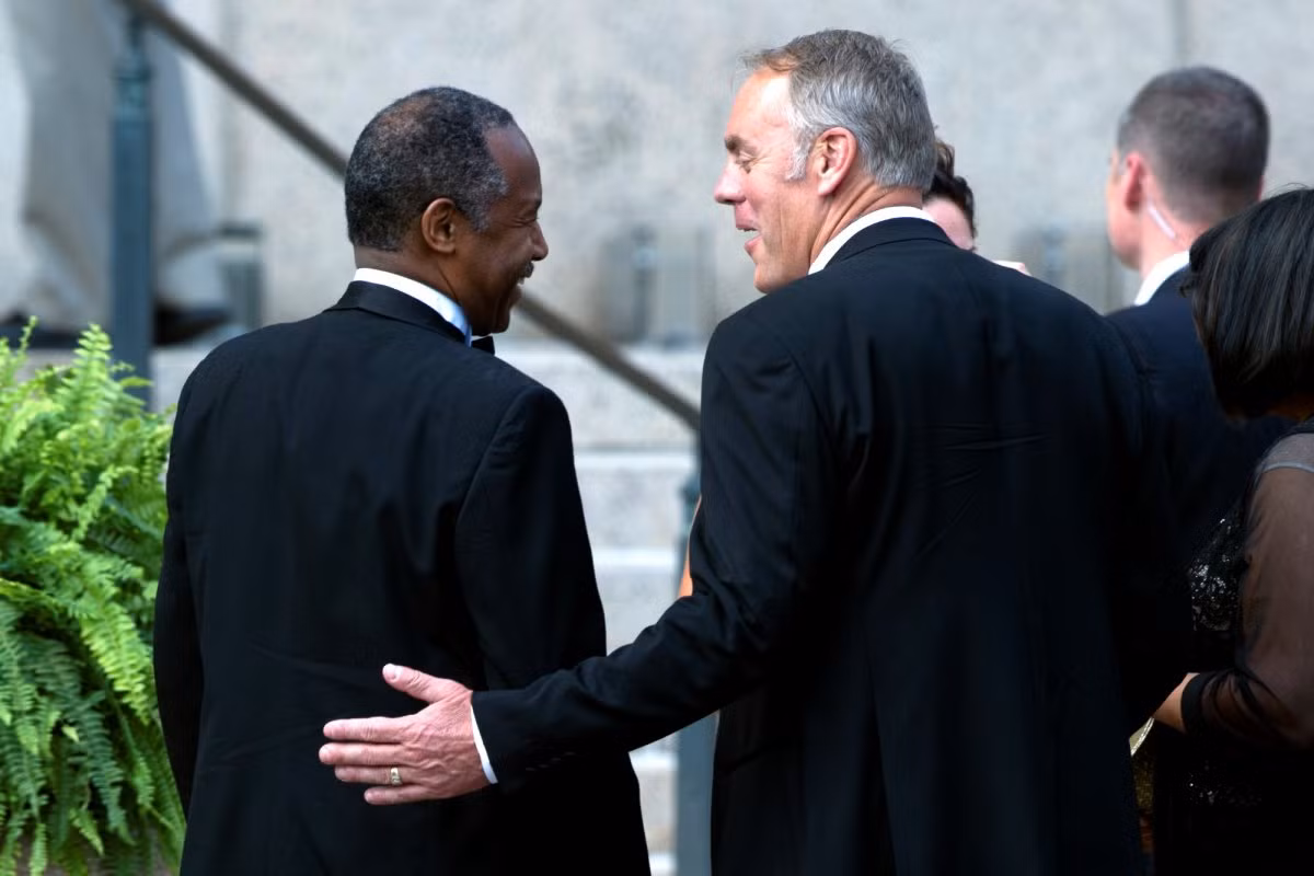 Bộ trưởng Phát triển Nhà ở và Đô thị Ben Carson (trái) trao đổi với Đại diện Thương mại Mỹ Robert Lighthizer. Ảnh: BI.