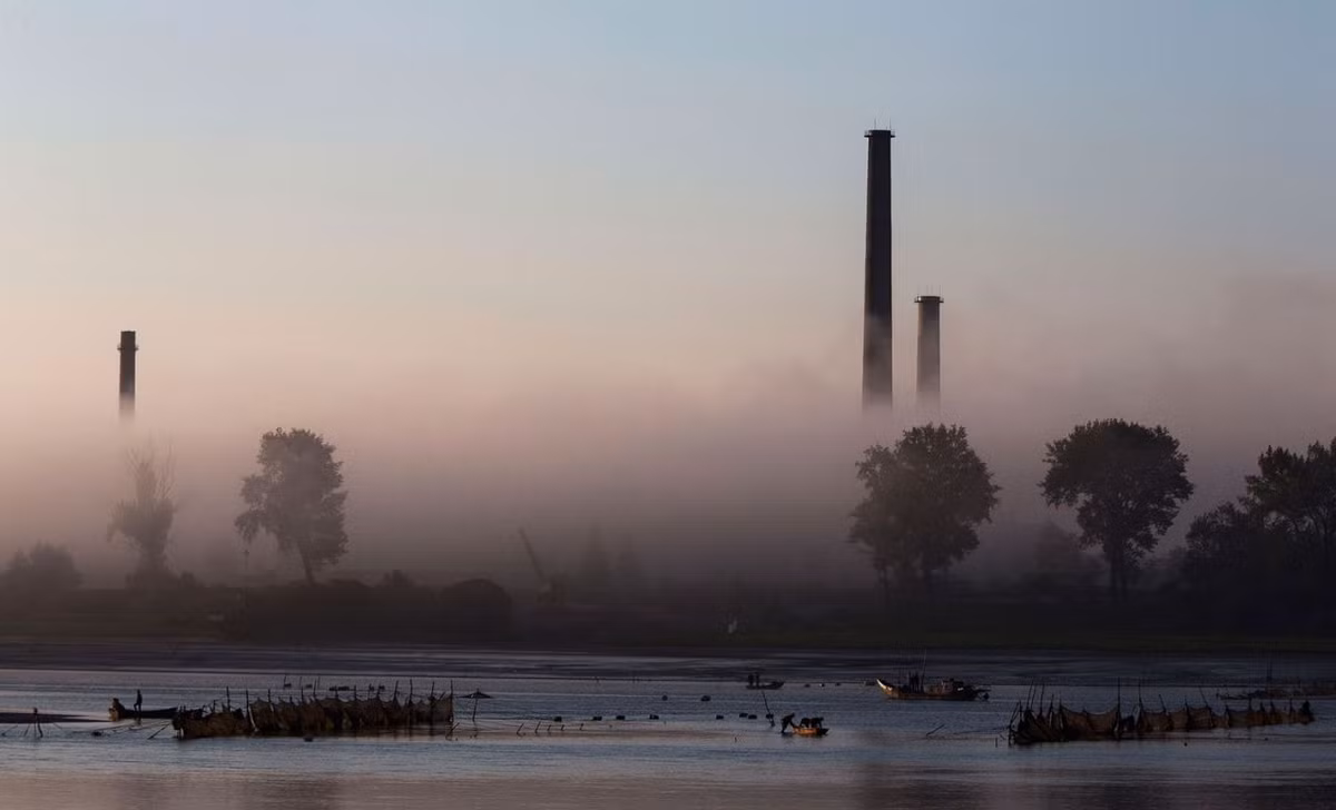 Ảnh chụp ngư dân Triều Tiên trên sông Áp Lục vào sáng sớm ngày 24/5.