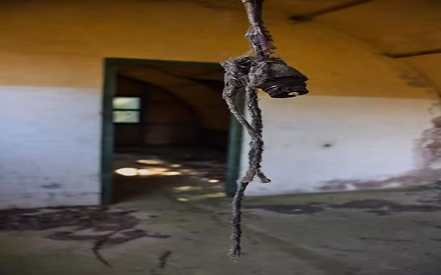 Một hình ảnh khác được ghi lại trong nhà tù bị bỏ hoang ở Anh. Ảnh: The Sun.