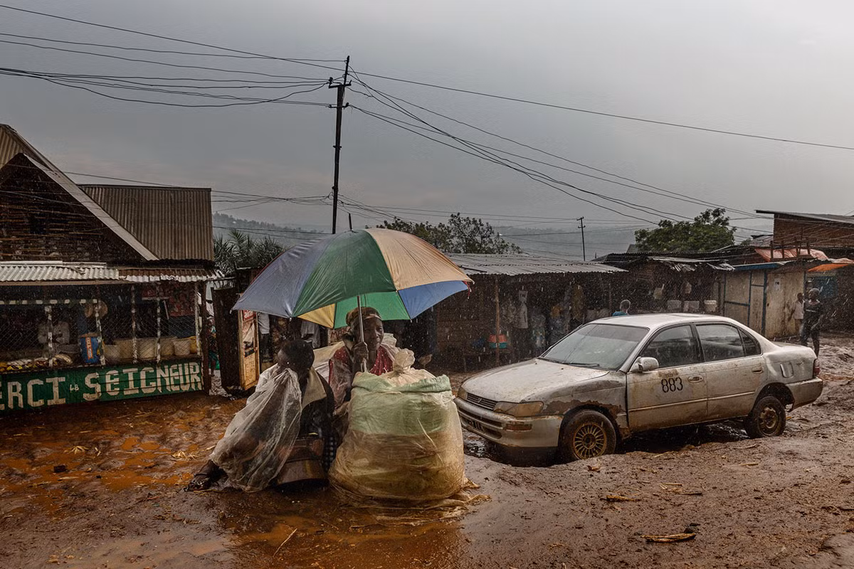 Người phụ nữ bán hàng giữa trời mưa gió ở Panzi.