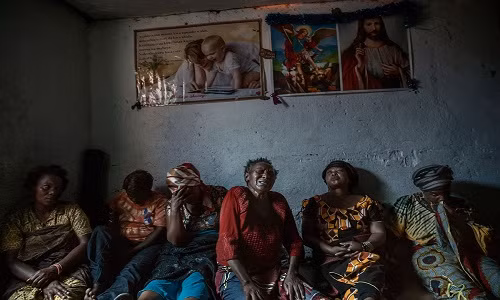 Người phụ nữ gào khóc sau cái chết của con trai trong một tai nạn ở Bukavu.