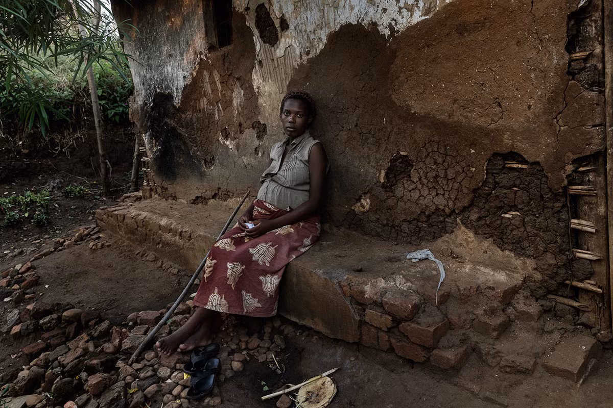 Bora Uzima Safari, 18 tuổi, đã phải rời bỏ nhà cửa trong một cuộc nổi loạn hồi năm 2012. Hồi tháng 4/2016, trên đường trở về nhà, cô đã bị hai người đàn ông cưỡng hiếp trên cánh đồng. Khi phát hiện mang thai, cô đã bị người yêu và bạn bè bỏ rơi. Ngày 27/1/2017, Bora hạ sinh một bé gái, đặt tên là Giselle.