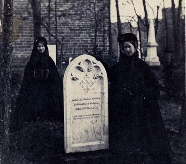 Hai phụ nữ đứng cạnh ngôi mộ trong một nghĩa trang ở Gambier, bang Ohio. Ảnh: VT.