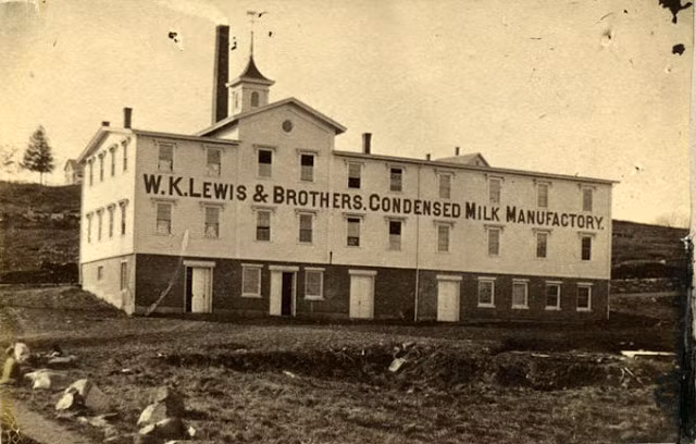 Bức ảnh chụp nhà máy sản xuất sữa đặc W.K. Lewis &amp; Brothers ở West Brookfield, bang Massachusett. Ảnh: VT.