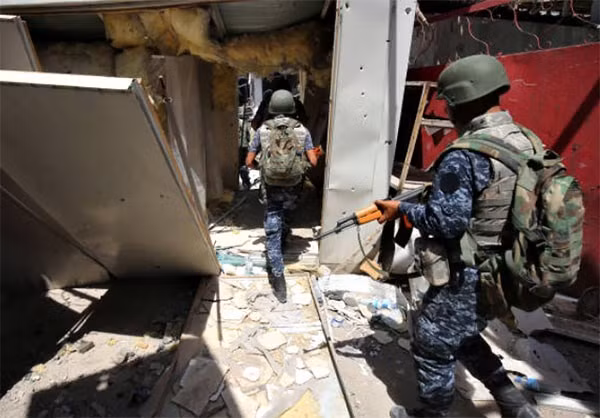 Lực lượng Iraq mang theo vũ khí tuần tra trong khu phố cổ Mosul. Ảnh: FNA.
