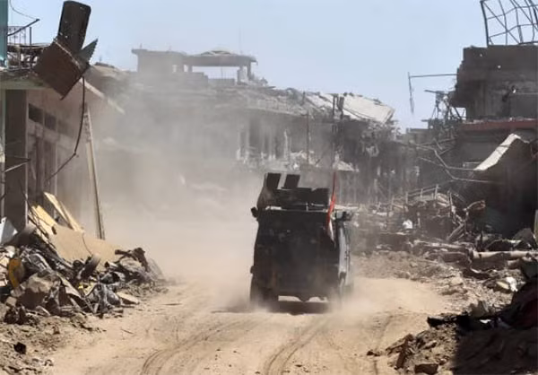 Trước những cuộc tấn công dồn dập của quân đội Iraq, nhóm khủng bố IS đã lui về phòng thủ tại những nơi mà chúng còn kiểm soát trong khu phố cổ. Ảnh: FNA.