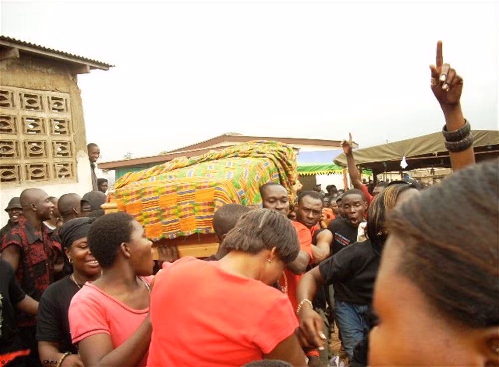 Thêm một tục lệ mai táng kỳ lạ ở Ghana đó là người phụ nữ lớn tuổi nhất trong gia đình sẽ tắm ba lần, lau người và mặc quần áo cho thi thể người quá cố. Ảnh: The Richest.