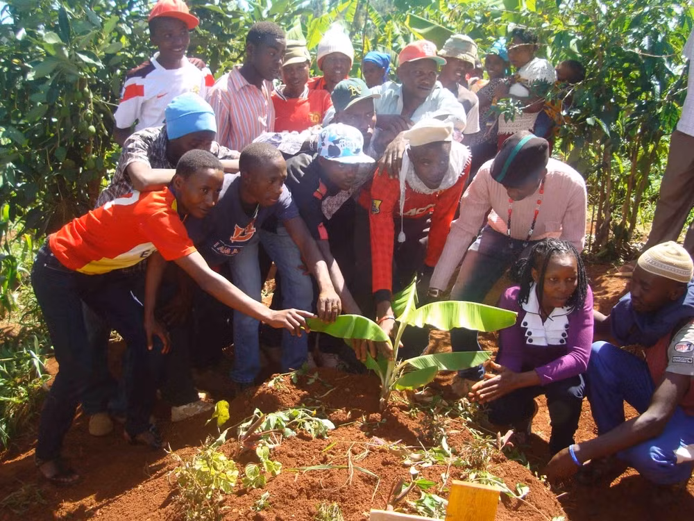 Trong tang lễ ở Kenya, một chú bò sẽ bị giết để làm “vật hiến tế” cho người đã mất. Ngoài ra, người ta sẽ dùng mỡ bò bôi khắp thi thể người quá cố như một cách bảo vệ thi thể. Ảnh: The Richest.