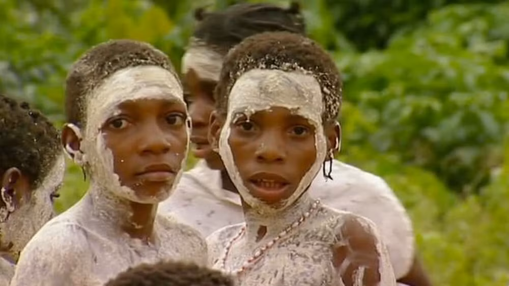 Đám tang ở Babongo cũng rất khác biệt so với những quốc gia khác ở Châu Phi. Cụ thể, thi thể người quá cố sẽ được đưa vào rừng trước khi đem đi chôn cất. Những người dự tang lễ sẽ bôi mặt trắng, đánh trống, hát, nhảy múa trong đám tang kéo dài ba ngày. Ảnh: The Richest.