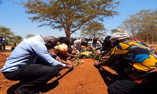 Gia đình người quá cố thường thuê những người khóc thuê chuyên nghiệp trong đám tang tại Zambia. Ảnh: The Richest.