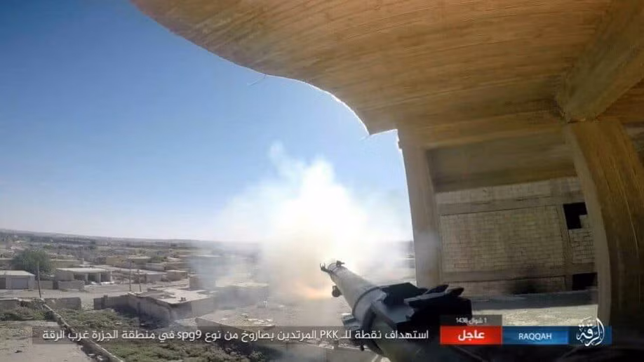 Tay súng IS ngắm bắn các chiến binh người Kurd trên chiến trường Raqqa. Ảnh: AMN.