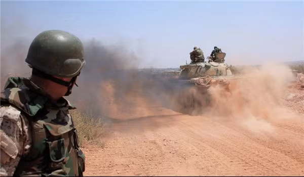 Trong diễn biến khác, hãng Fars (Iran) cho biết, quân đội Syria cũng đang tiếp tục chiến dịch quân sự nhằm vào phiến quân IS ở Tây Raqqa. Ảnh: FNA.