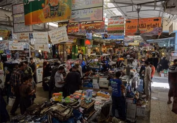  Người dân Iraq kéo nhau đi mua sắm hàng hóa tại khu chợ đông đúc Prophet Younis ở Đông Mosul trong tháng lễ ăn chay Ramadan. Ảnh: FNA.