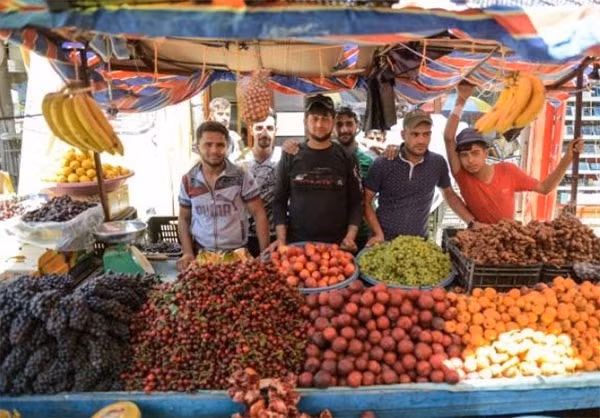 Quầy hàng với đủ các loạt trái cây tươi ngon được bày bán. Ảnh: FNA.