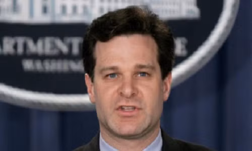 Tong thong Trump bat ngo de cu tan Giam doc FBI qua Twitter