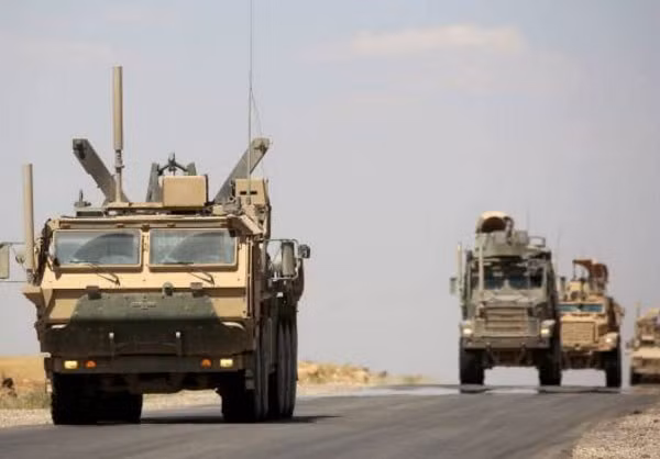 Những chiếc xe nối đuôi nhau di chuyển trên con đường ở Syria. Ảnh FNA.