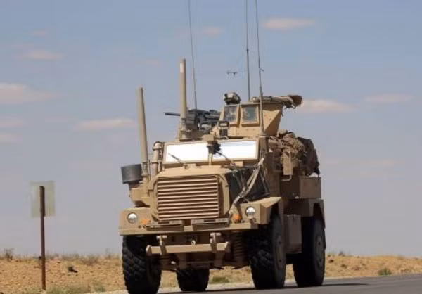 Tuy nhiên, trước đó ngày 2/6, hãng Fars (Iran) đưa tin, quân đội Syria đã chiếm được một số xe bọc thép Humvee do Mỹ sản xuất sau khi giành lại quyền kiểm soát một căn cứ ở sa mạc Badiyeh, Đông Homs, từ tay phiến quân IS. Ảnh FNA.