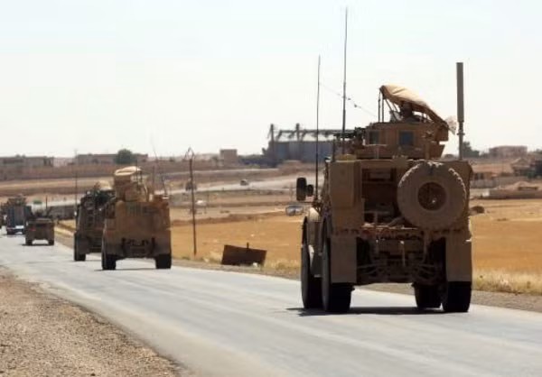 Khá nhiều xe quân sự di chuyển trên con đường ở miền bắc Syria. Ảnh FNA.