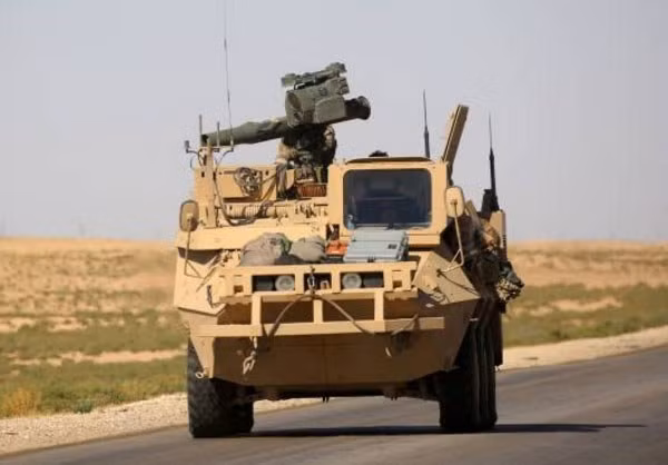 “Trong khi rà phá bom mìn tại các khu vực mới được giải phóng ở Badiyeh, lực lượng chính phủ Damascus đã phát hiện nhiều xe Humvee tại căn cứ từng được tổ chức khủng bố IS sử dụng”, nguồn tin cho hay. Ảnh FNA.