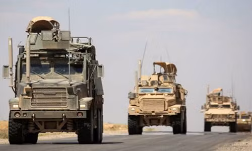 Những chiếc xe bọc thép Mỹ nối đuôi nhau trên một con đường gần ngôi làng Ain Issa ở miền bắc Syria. Ảnh FNA.