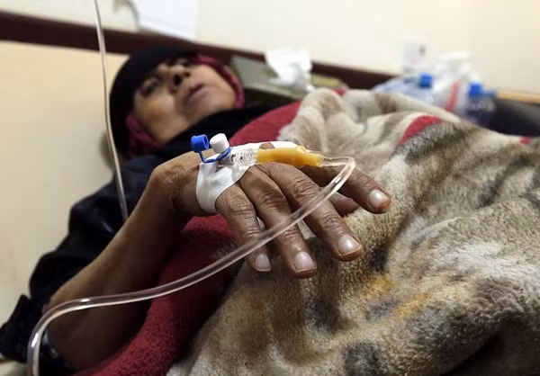 Người phụ nữ được điều trị trong một bệnh viện. Ảnh: FNA.