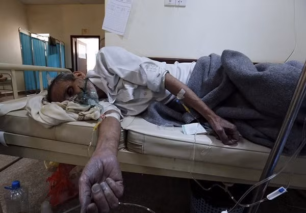 Một người đàn ông nằm trên giường bệnh. Ảnh: FNA.
