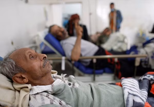 Bệnh viện quá tải, thiếu nước sạch, lương thực khan hiếm,… đã dẫn đến tình trạng suy dinh dưỡng lan rộng khiến người dân Yemen dễ mắc bệnh tả hơn. Ảnh: FNA.