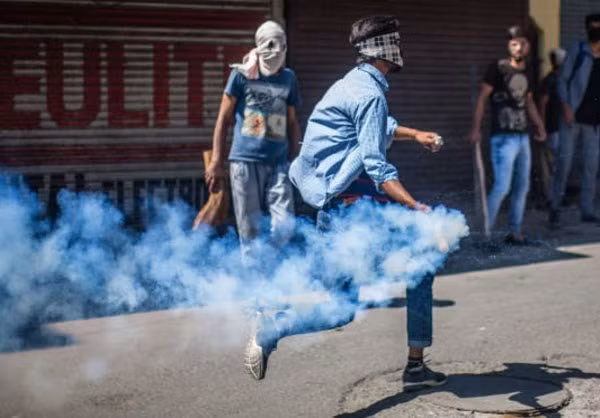 Người dân địa phương cho hay, những người biểu tình mang theo biểu ngữ phản đối Ấn Độ bắt đầu tuần hành từ nhà thờ Hồi giáo Jamia Masjid. Ảnh: FNA.