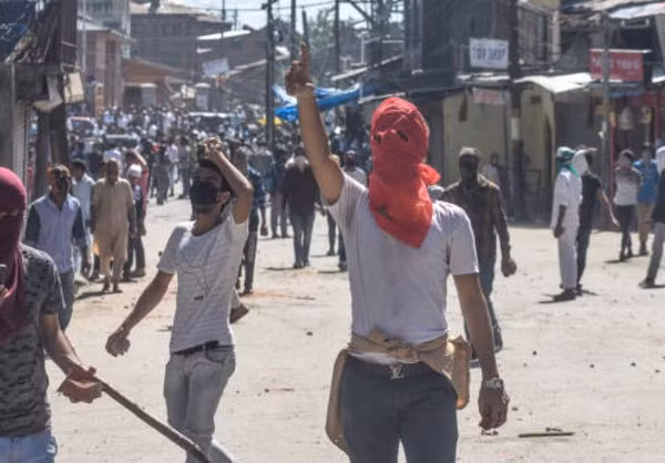 Những người biểu tình ném đá về phía lực lượng an ninh Ấn Độ trong khi cảnh sát sử dụng lựu đạn gây choáng để giải tán đám đông người biểu tình. Ảnh: FNA.