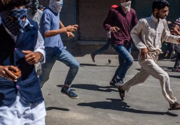 Nguồn tin cho hay, nhiều thanh niên đã tập trung ở phía bên ngoài Jamia Masjid Anantnag, mang theo những khẩu hiệu ủng hộ tự do và tuần hành tới Lal Chowk. Tuy nhiên, họ đã bị cảnh sát Ấn Độ chặn lại, dẫn đến những cuộc ẩu đả. Ảnh: FNA.